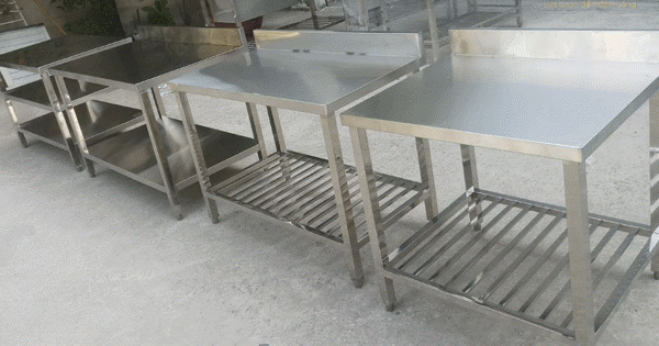 Bàn inox có 1 giá phẳng dưới và thành sau 2