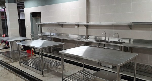Bàn thao tác inox có 1 giá phẳng dưới cao cấp 2