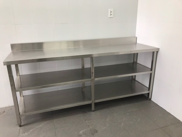 Bàn thao tác có 2 giá phẳng dưới đẳng cấp 2