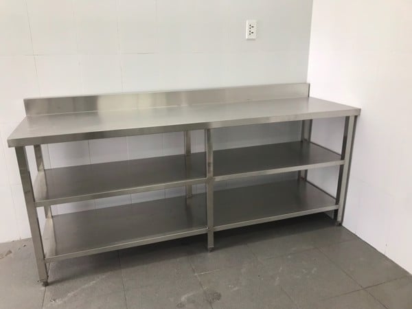 Bàn sơ chế inox có giá nan dưới và thành sau công nghiệp 2