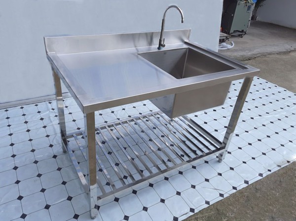 Chậu rửa inox đơn có bàn lệch cần và giá nan dưới cho xí nghiệp 2