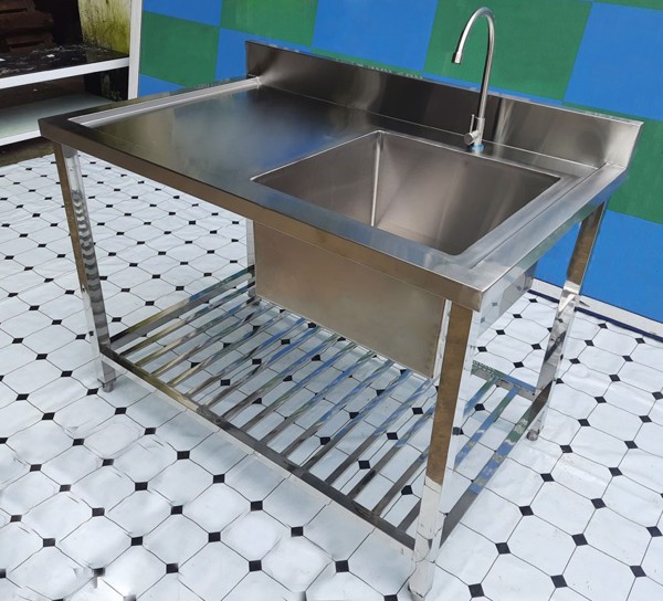 Chậu rửa inox đơn có bàn lệch cần và giá nan dưới cho xí nghiệp 4