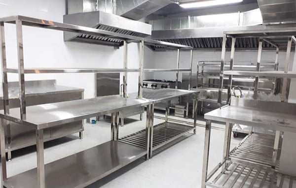 Bàn inox có giá 2 tầng trên để gia vị cho nhà hàng 2
