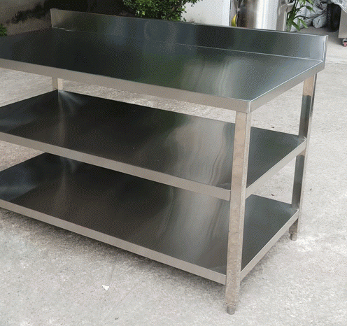 Bàn bếp inox có 2 giá phẳng và thành sau 2