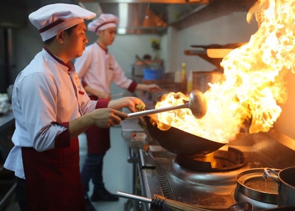 Bếp á đơn công nghiệp quạt thổi 1 bầu nước sạch kiềng gang 2
