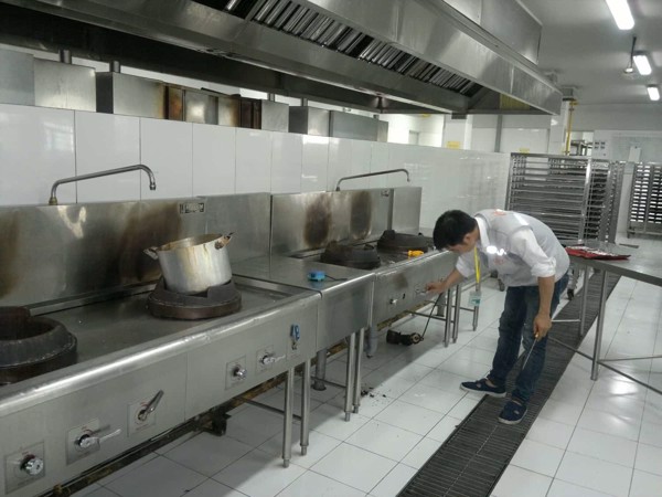Bếp Á công nghiệp ba họng kiềng bánh ú có vòi nước sạch 4