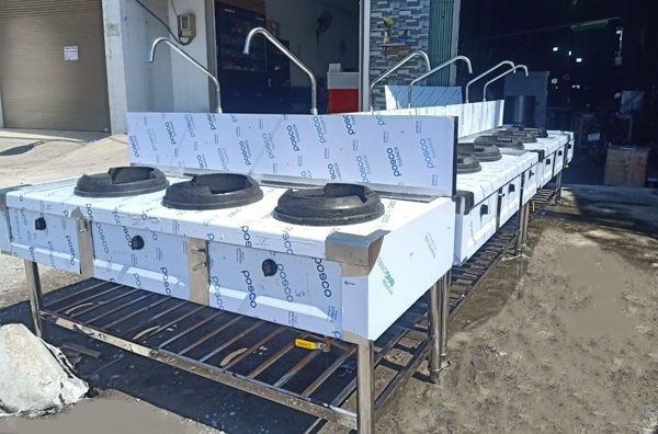 Bếp á công nghiệp 3 họng có kệ dưới và vòi nước sạch 4