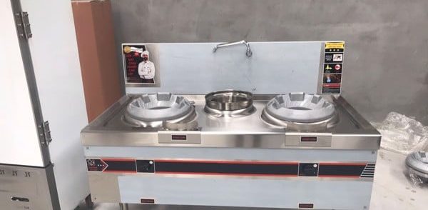 Bếp á 2 họng vận hành gas có quạt thổi và bầu nước sạch 2