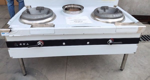 Bếp á 2 họng công nghiệp có 1 vòi nước sạch 6