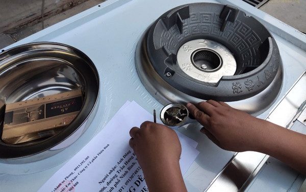 Bếp á 2 họng công nghiệp có 1 vòi nước sạch 8